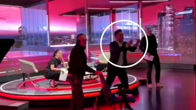 Antiga figura da Irlanda insulta e mostra dedo do meio a Szoboszlai em direto... e depois pede desculpa