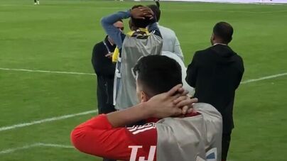 Tudo de mão na cabeça: a reação do banco do Al Nassr ao momento de magia de Cristiano Ronaldo