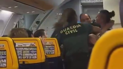 Lutadora de MMA agride dois polícias em voo da Ryanair e acaba detida no aeroporto