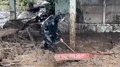 Cheias e deslizamentos de terra deixam dezenas de mortos e centenas de desalojados na Indonésia  