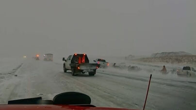 Dois bombeiros e um polícia escapam por pouco de carrinha descontrolada que circulava em estrada com gelo nos EUA   