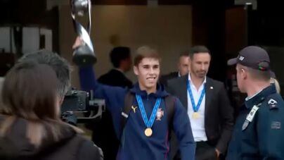 A taça na mão de Rafael Quintas e os adeptos a celebrar o Mundial de sub-17