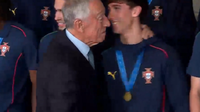 Marcelo Rebelo de Sousa distribuiu os seus 'famosos' apertos de mão à Seleção sub-17