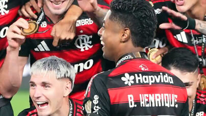 Bruno Henrique 'ganhou' microfone antes de levantar a Libertadores e ouviu-se... tudo: «Caraca!»