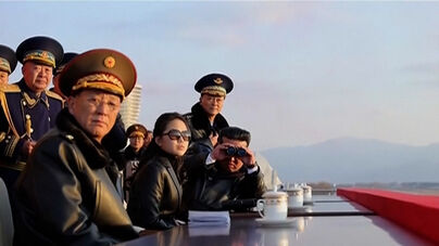 Kim Jong Un e filha marcam aniversário da Força Aérea norte‑coreana