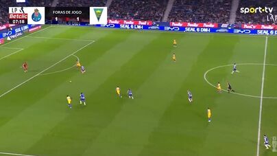 William Gomes aproveitou asneira da defesa do Estoril e colocou o FC Porto na frente