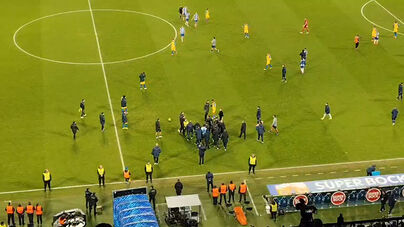 Ambiente aqueceu no final do FC Porto-Estoril com 'bate boca' entre Ian Cathro e Farioli