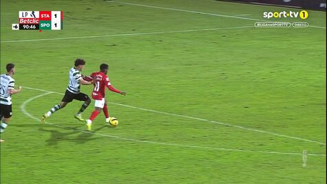 O lance da expulsão de Maxi Araújo nos descontos do Santa Clara-Sporting