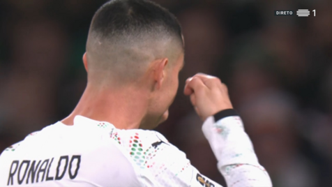 Cristiano Ronaldo reage após expulsão em Dublin durante jogo