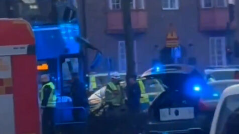 Imagens mostram aparato no local onde autocarro colidiu contra uma paragem na Suécia. Motorista foi detido