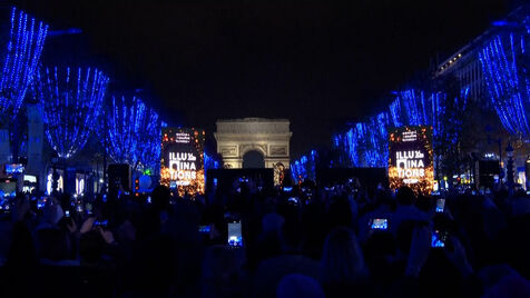 Luzes de Natal já iluminam os Campos Elísios em Paris 