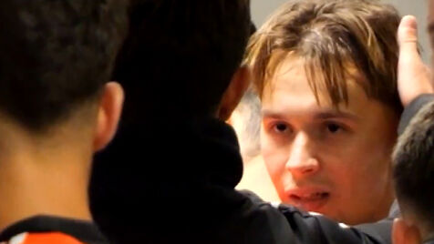 «Decidiu ficar connosco»: o momento em que Mário Branco fala no balneário do Benfica sobre a morte da avó de Dedic