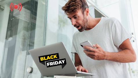 Homem surpreendido com descontos da Black Friday nas lojas online