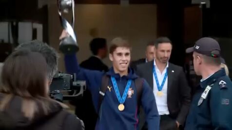 A taça na mão de Rafael Quintas e os adeptos a celebrar o Mundial de sub-17