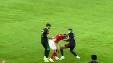 Adeptos atiram faca a jogador mas é impedido de a mostrar ao árbitro... pelos adversários