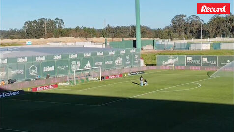 Insólito: colocação da marca de penálti gerou dúvidas em Vila do Conde e foi preciso... uma fita métrica