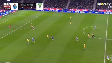 William Gomes aproveitou asneira da defesa do Estoril e colocou o FC Porto na frente