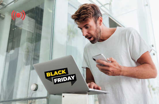 Homem surpreendido com descontos da Black Friday nas lojas online
