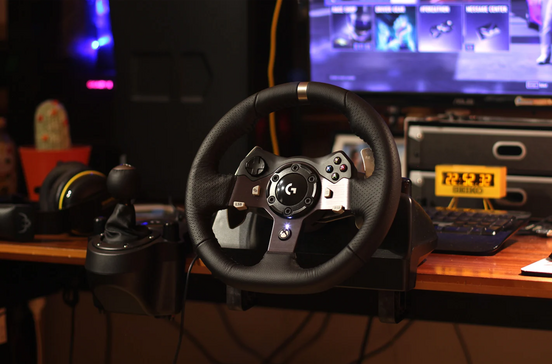 Volante de jogos Logitech para simulação de corridas