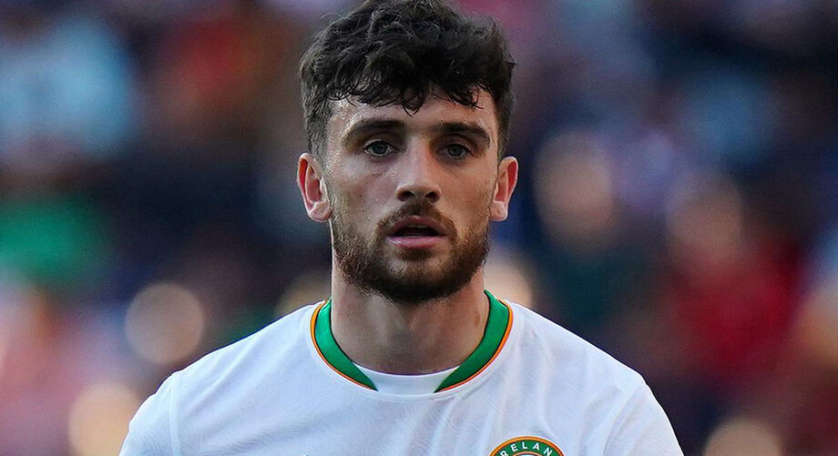 Troy Parrott representa a Irlanda