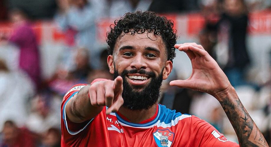 Jogador do Gil Vicente FC sorri e aponta para a câmara