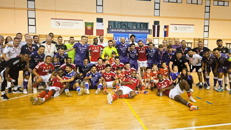 Jogadores de Benfica e Luxol St. Andrews posaram para fotografia no final do jogo