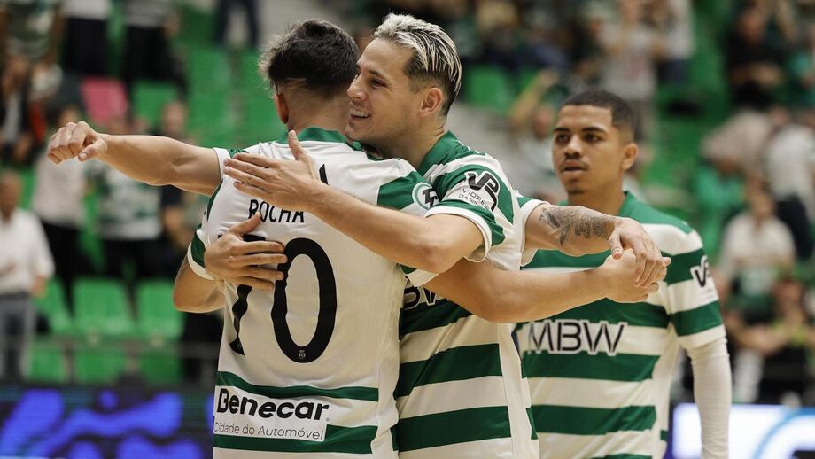 Jogadores do futsal do Sporting celebram golo