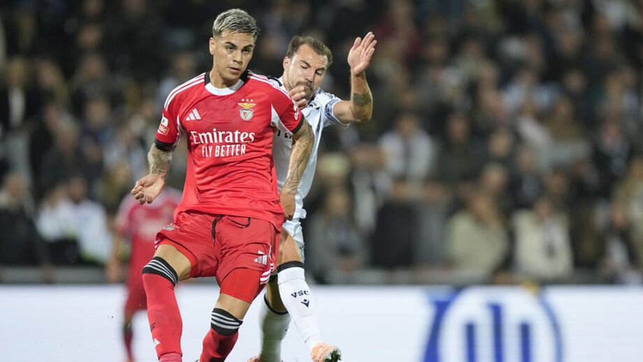 Samu disputa a bola com Enzo Barrenechea