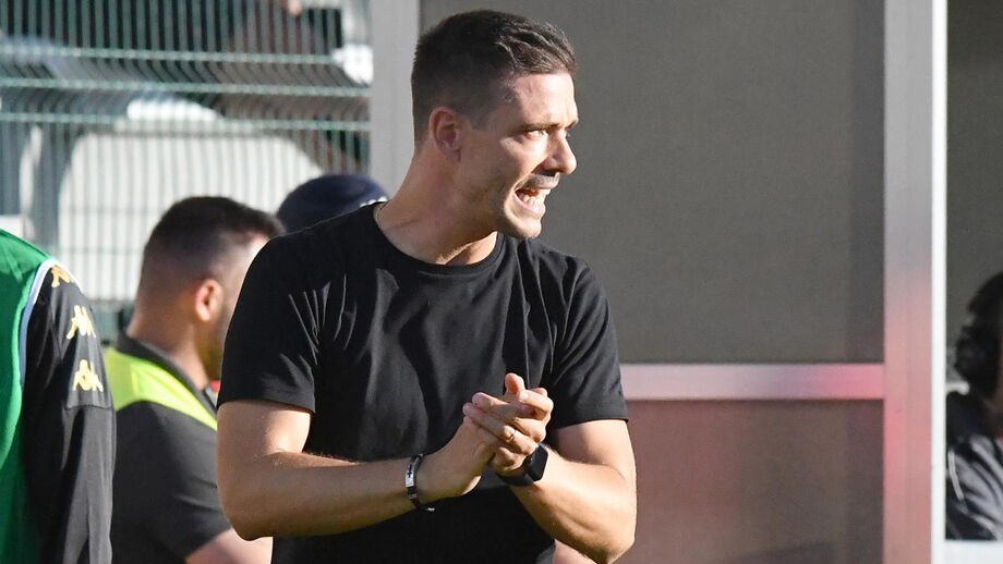 Tiago Margarido reage junto ao banco de suplentes do Nacional