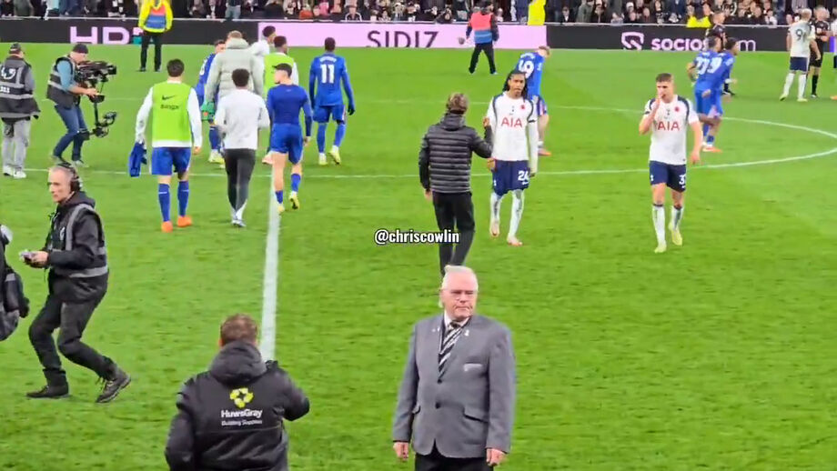 Momento embaraçoso no final da partida com o Chelsea
