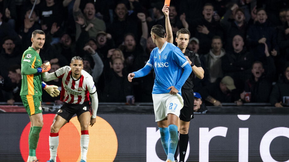 Daniel Siebert a arbitrar o jogo entre o PSV Eindhoven e Nápoles