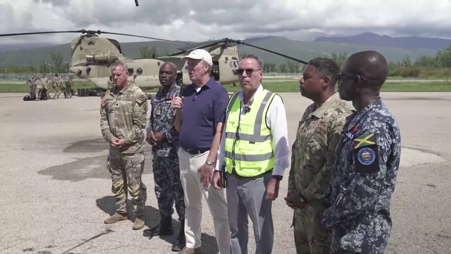 Profissionais especializados prestam cuidados às comunidades e distribuem ajuda humanitária