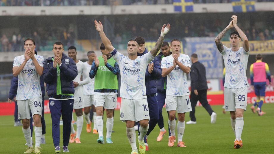 Jogadores do Inter festejam triunfo frente ao Verona