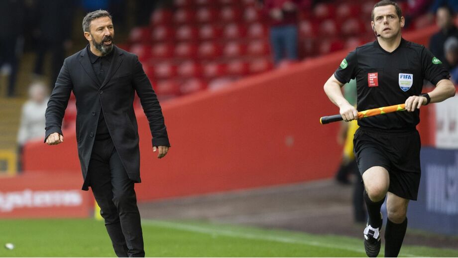 Derek McInnes em conversa com o árbitro assistente quando orientava o Hearts