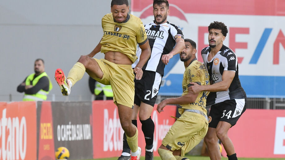 Léo Santos (à direita) vai ter novo parceiro no centro da defesa