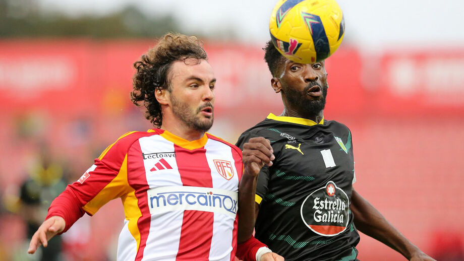 Duelo pela bola entre Rafael Barbosa e Hélder Tavares