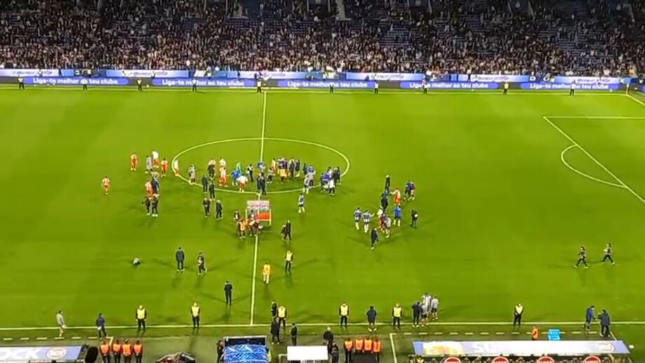 Farioli fez um gesto de força para a bancada e abraçou Carlos Vicens, antes de ir abraçar os jogadores