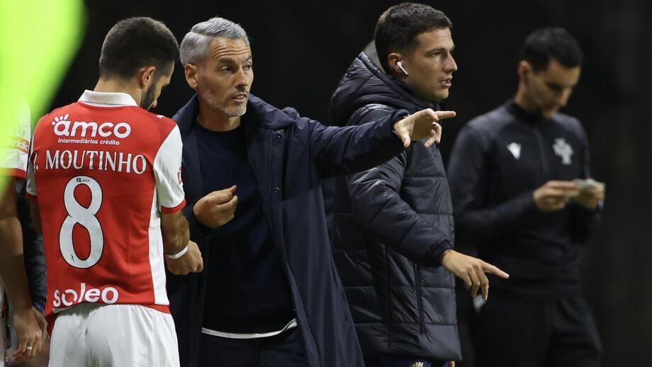 João Moutinho recebe instruções ao entrar em campo