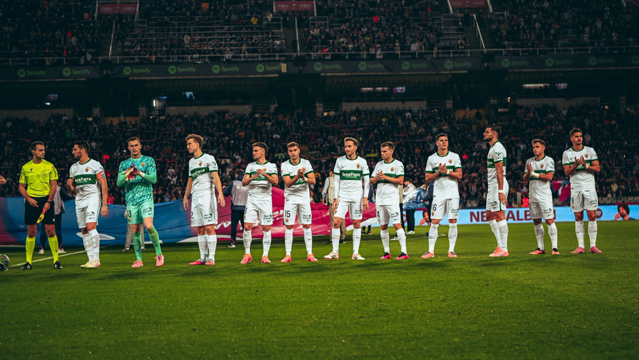 Jogadores do Elche aplaudem os adeptos presentes nas bancadas do Olímpico de Montjuïc