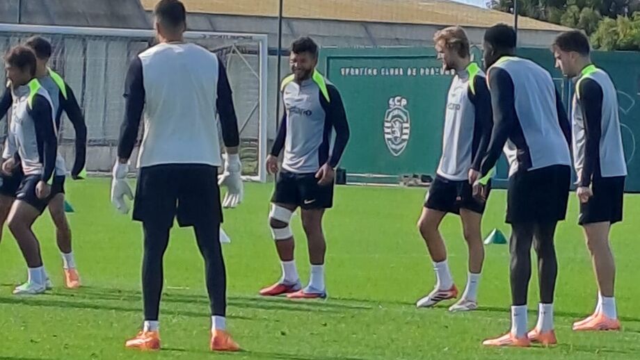 Luis Suárez com uma proteção no joelho direito