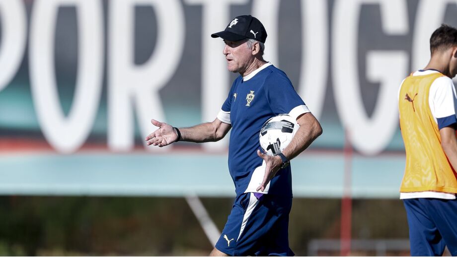 José Lima orienta os sub-17