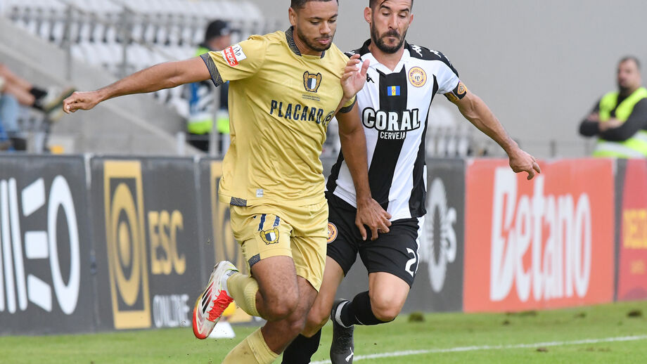 João Aurélio (à direita) frente ao Famalicão