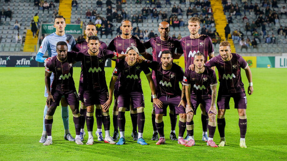 Os jogadores do Leixões perfilados antes do pontapé de saída frente ao P. Ferreira
