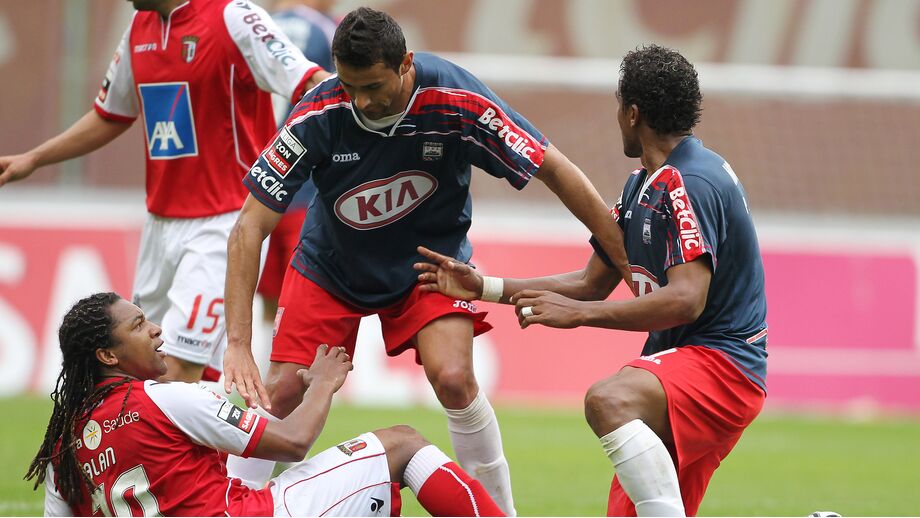 Momento do jogo, com Alan no relvado