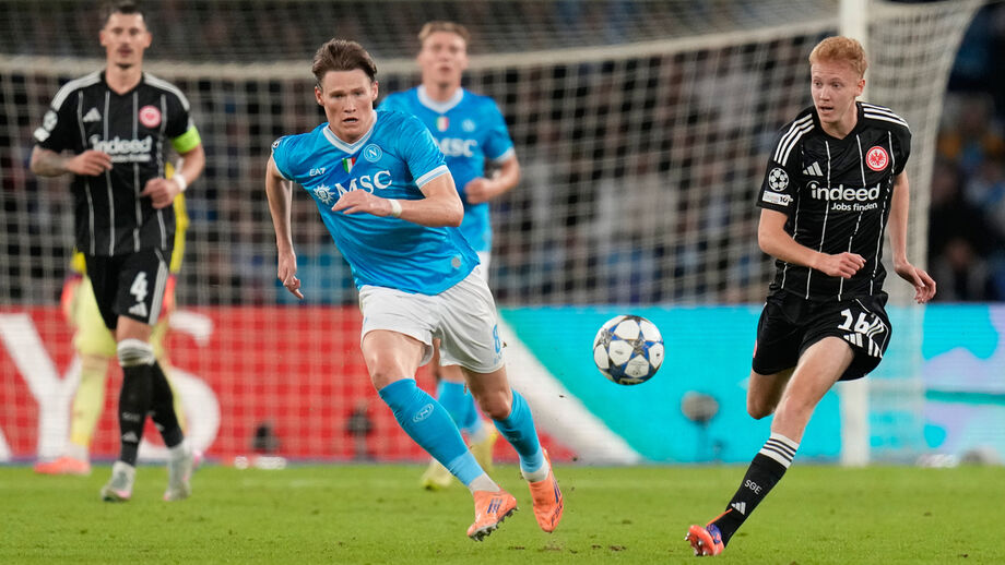 Os jogadores de Nápoles e E. Frankfurt em ação