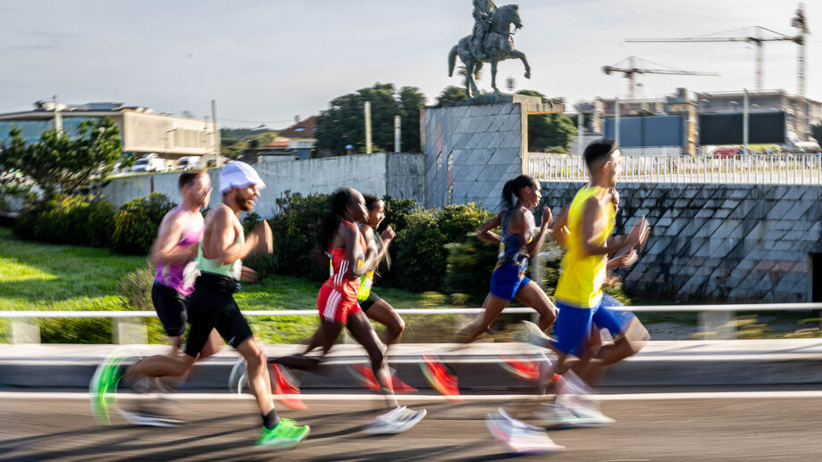 Atletas competem numa maratona perto da estátua equestre de D. João VI, no Porto