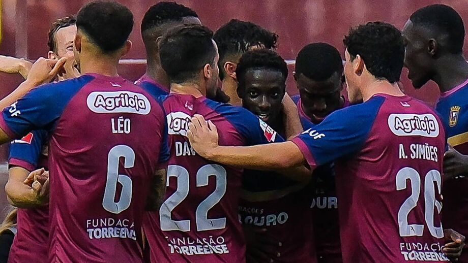 Jogadores do Torreense a festejar 