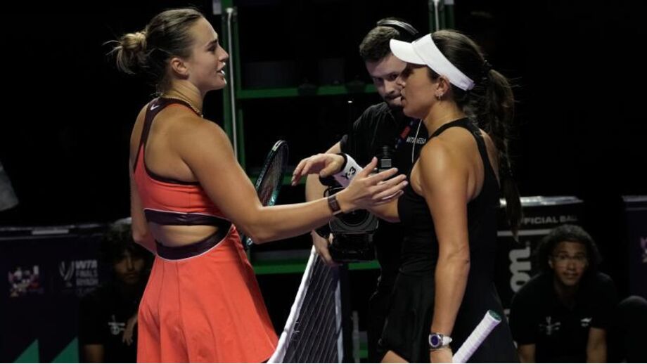 Aryna Sabalenka (à esquerda) e Jessica Pegula (à direita) depois do encontro