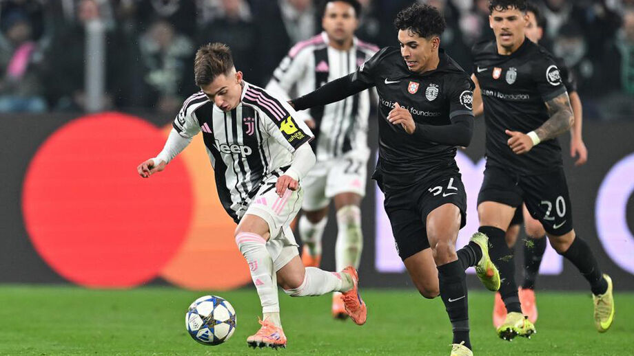 Francisco Conceição disputa a bola com João Simões