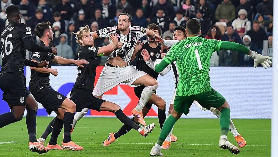 Rui Silva defende remate crucial no jogo entre Juventus e Sporting em Turim